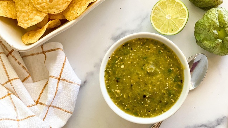 salsa verde with tortilla chips