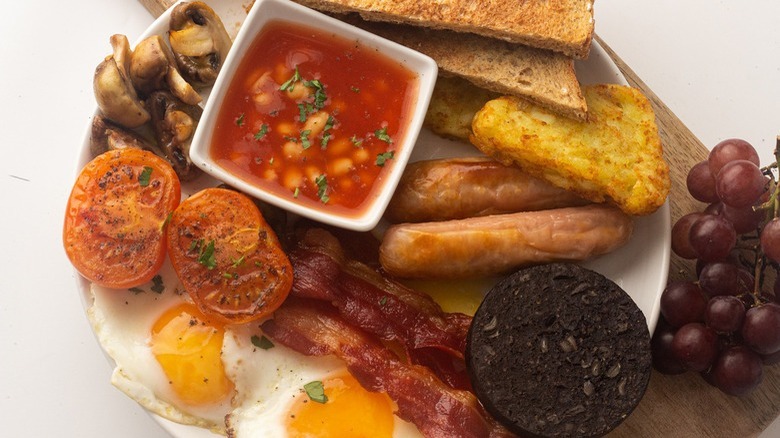 breakfast platter with baked beans