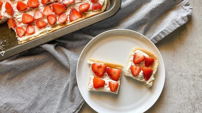 Strawberry dessert pizza