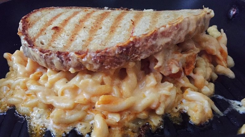 Grilled Buffalo Chicken Mac And Cheese Sandwich