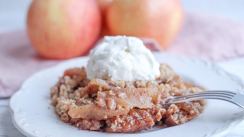 apple crisp with ice cream