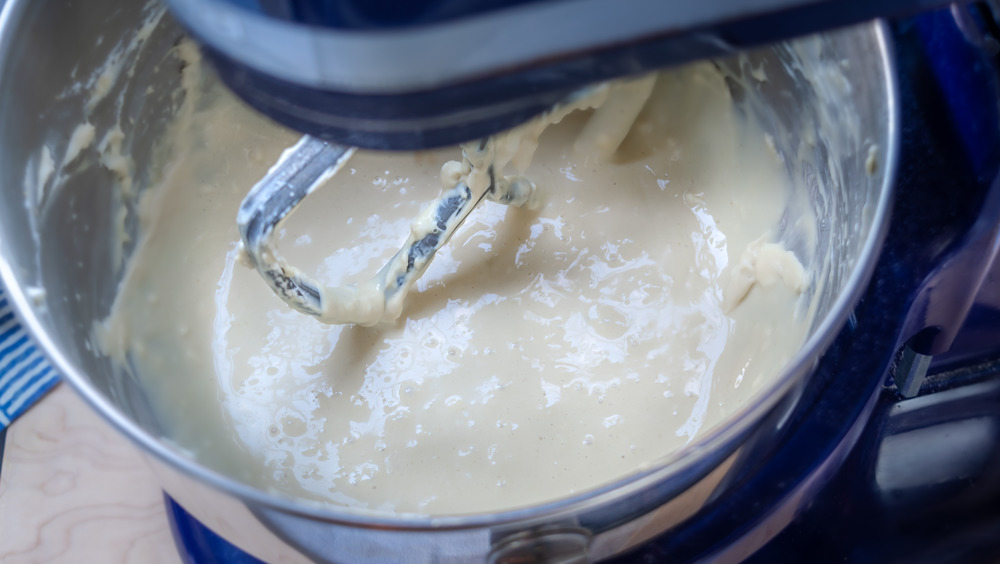 Mixing filling for 5-ingredient cheesecake