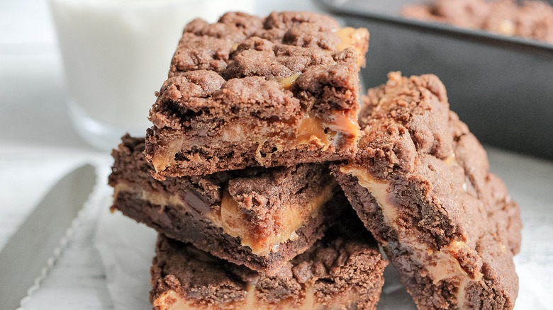 chocolate caramel cookie bars