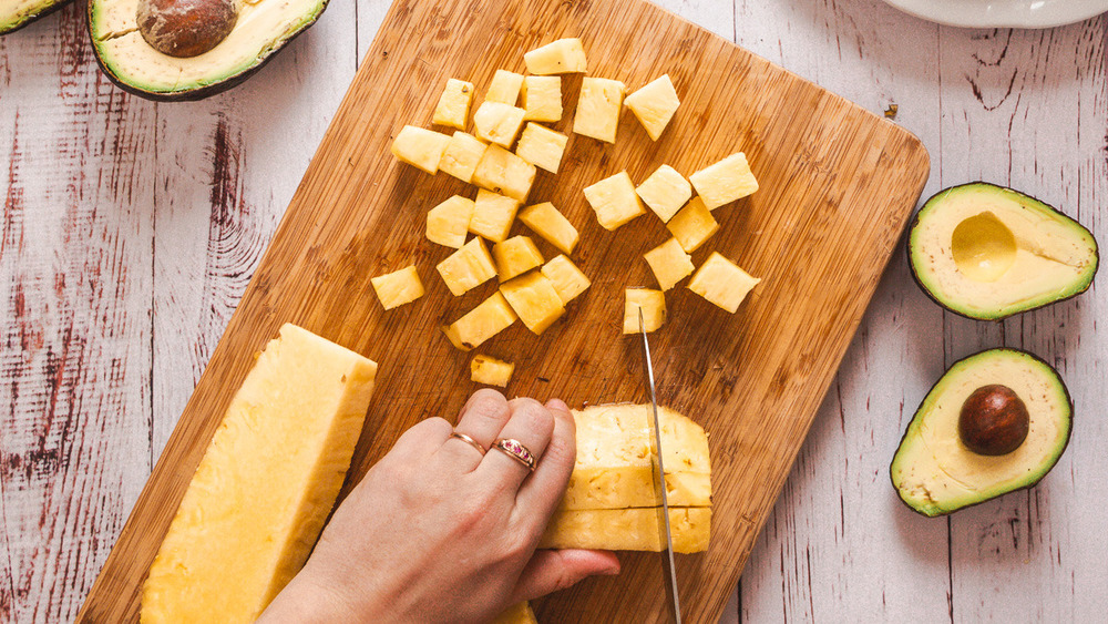 Dicing pineapple