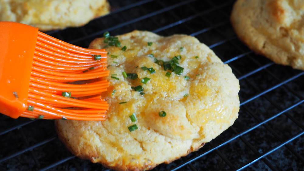 how to make the best 5-ingredient garlic cheddar biscuits