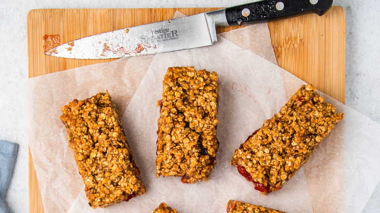 Cut PBJ oat bars