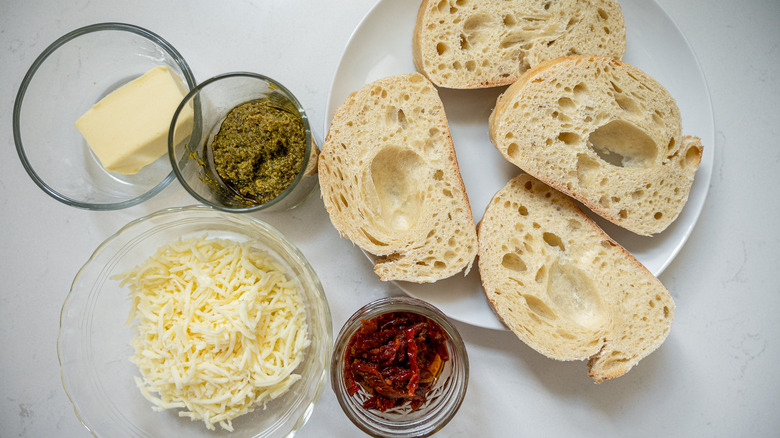 pesto grilled cheese sandwich ingredients