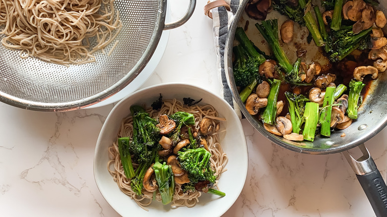 soba noodles with vegetables