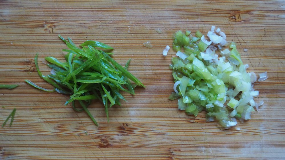 what part of the green onion is edible for 5-ingredient TGI Friday's stuffed potato skins