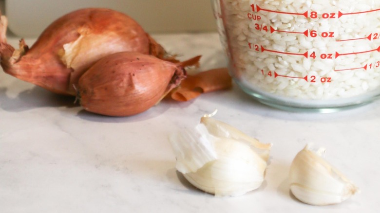 how to mince garlic and onion for 5-ingredient vegan risotto