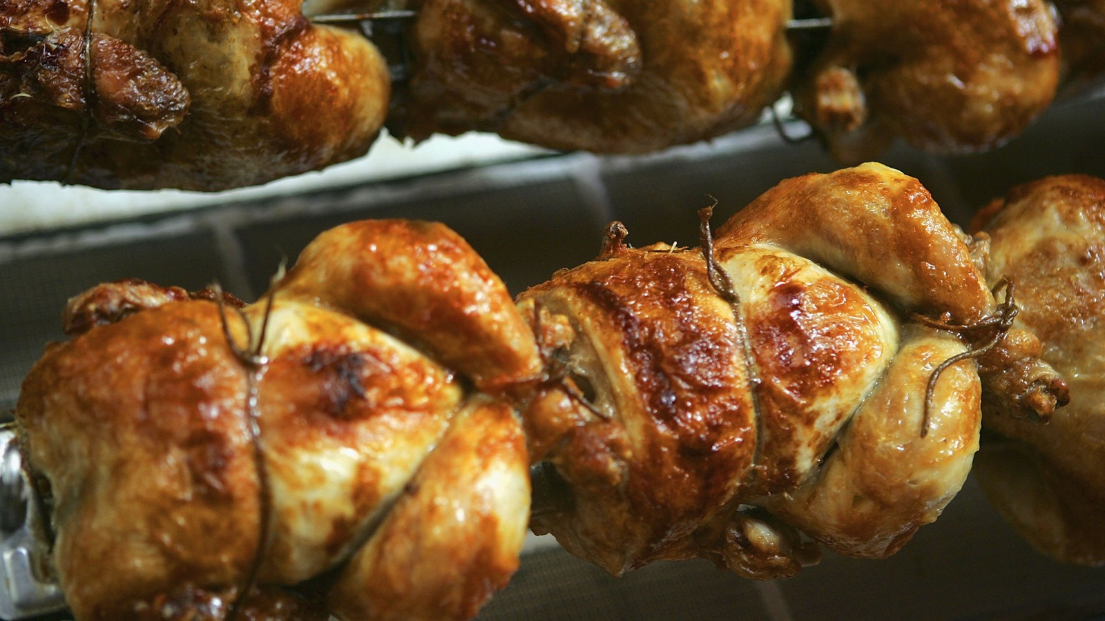 5 Signs Rotisserie Chicken Has Been Sitting Out At A Store For Too 