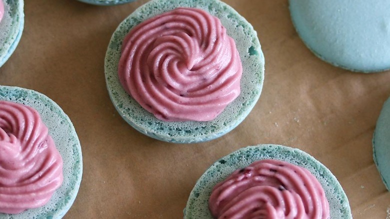 blackberry cheesecake flavored macarons