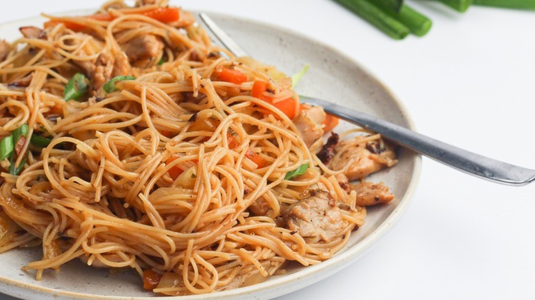 noodles with chicken and vegetables