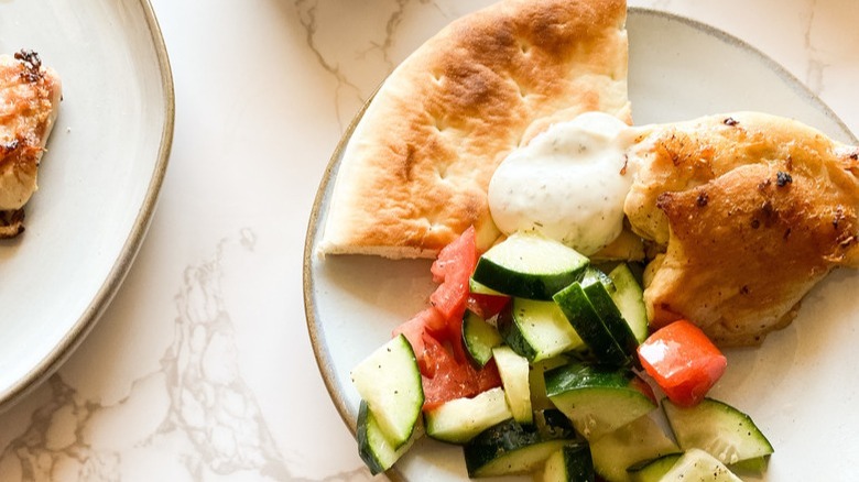chicken with pita and cucumbers