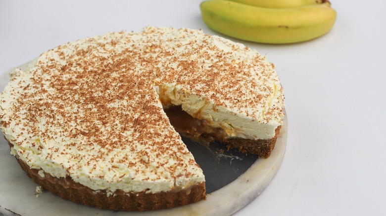 cream-topped pie with banana