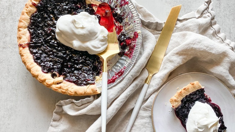 huckleberry pie with gray towel