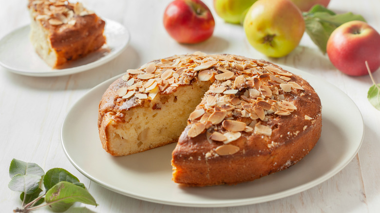 Kuchen on plate with apples 