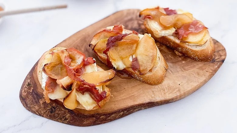 brie apple honey crostini