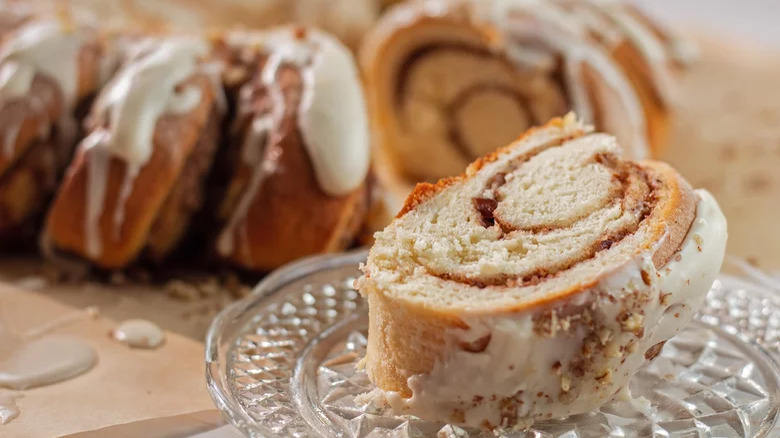 Iced sharing bread with swirls