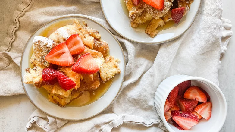 Bread pudding with syrup and strawberries