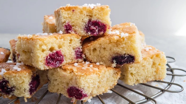 blackberry cake slices