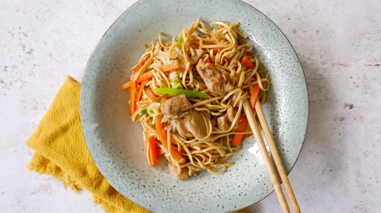 chicken noodle vegetable stir fry