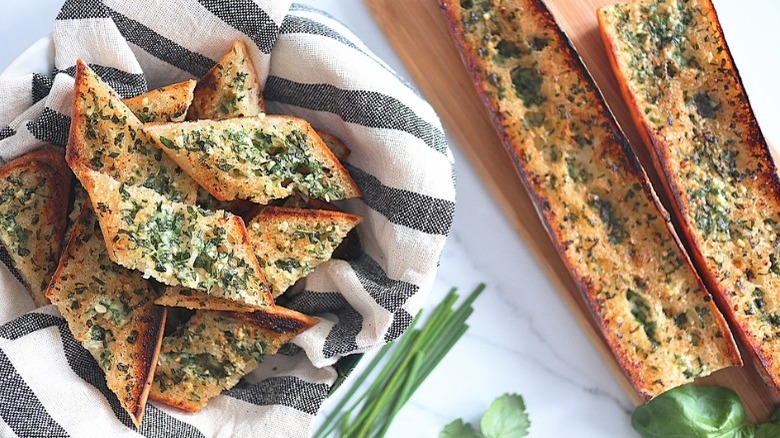 garlic bread in basket