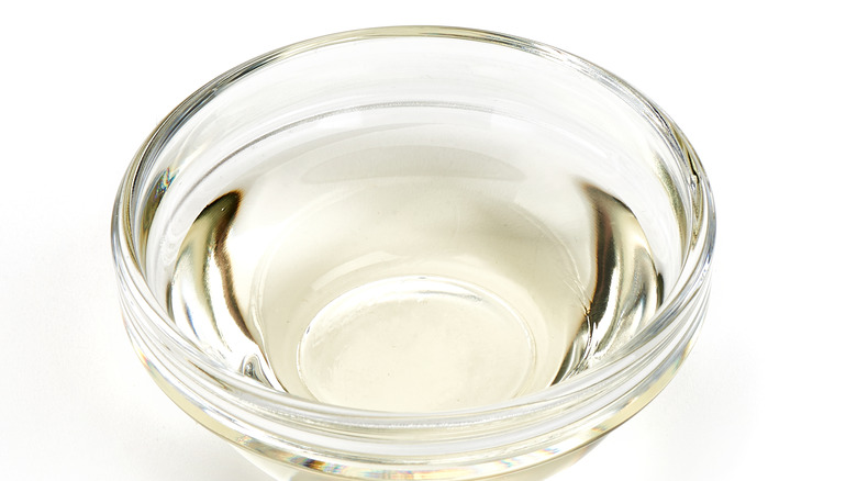 White vinegar in a clear bowl