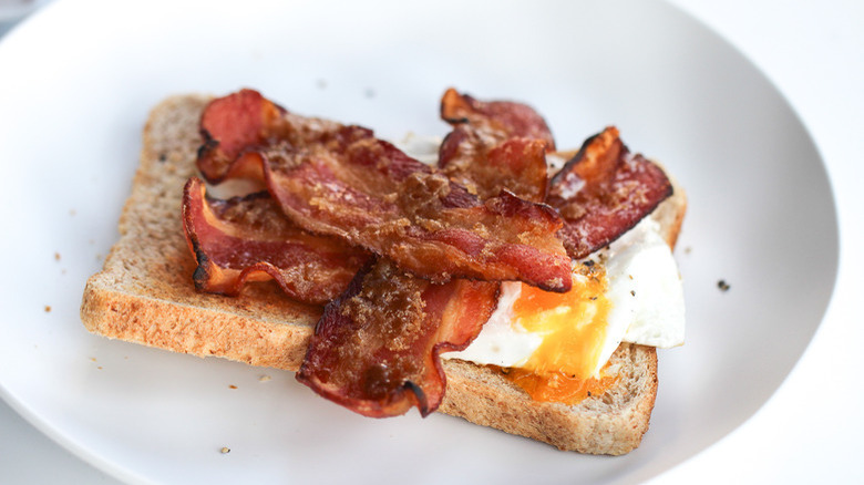 Bacon with toast and egg