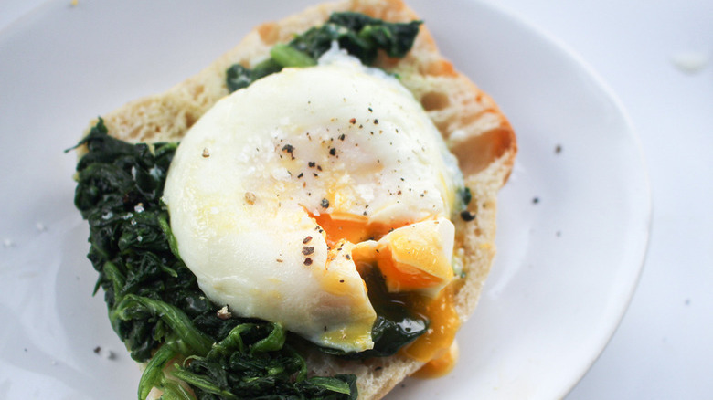 Poached egg with spinach