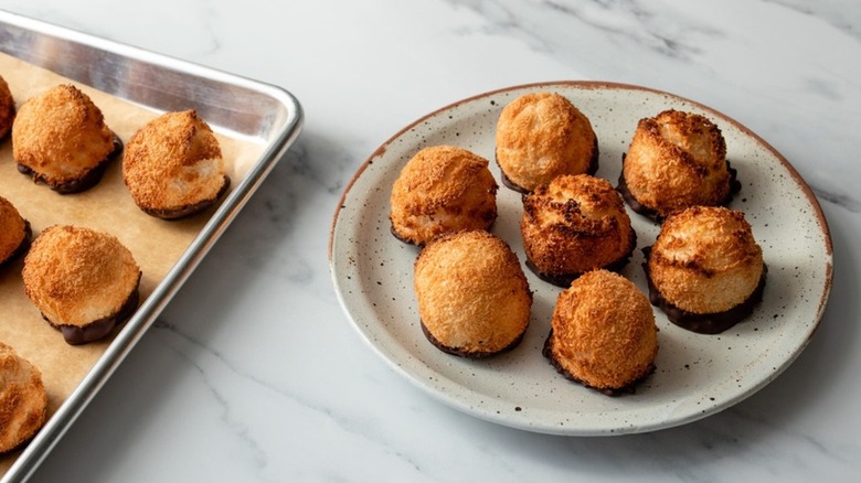 Browned coconut macaroons with chocolate bottoms