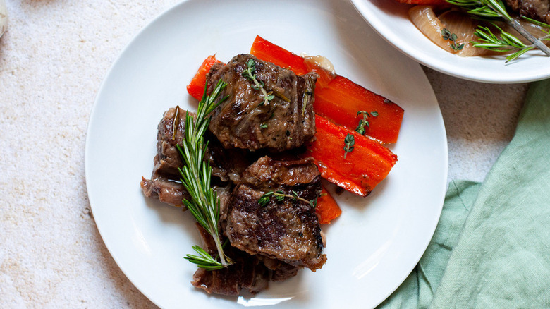 Short ribs with carrots and rosemary