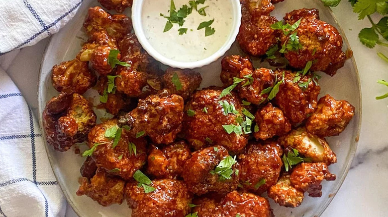 Fried sauced nuggets of cauliflower