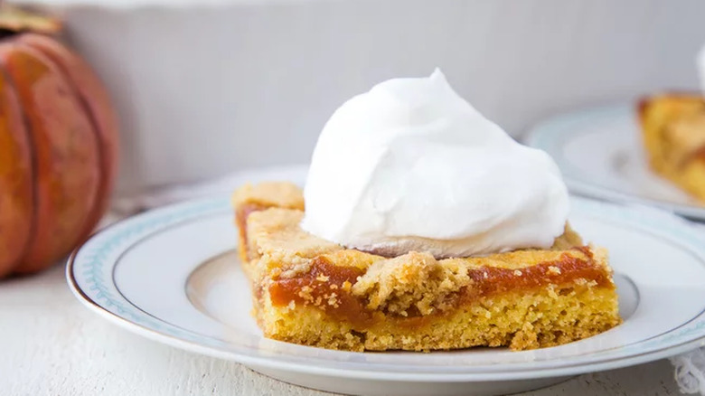 Thin cookie bar with pumpkin filling