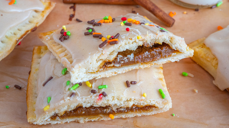 Rectangular pastry pocket with cinnamon filling