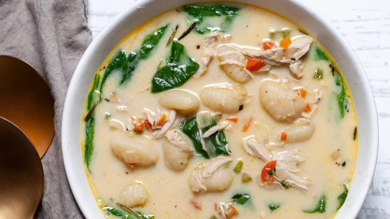 Cream soup with gnocchi and spinach