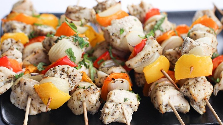Skewers with chicken and vegetables