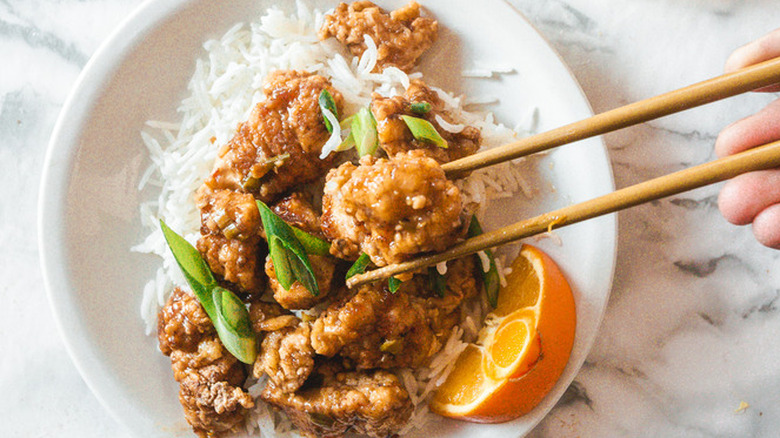 Fried chicken pieces, rice and scallions