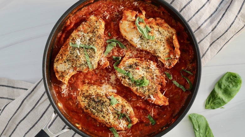 Herbed chicken breasts in tomato sauce