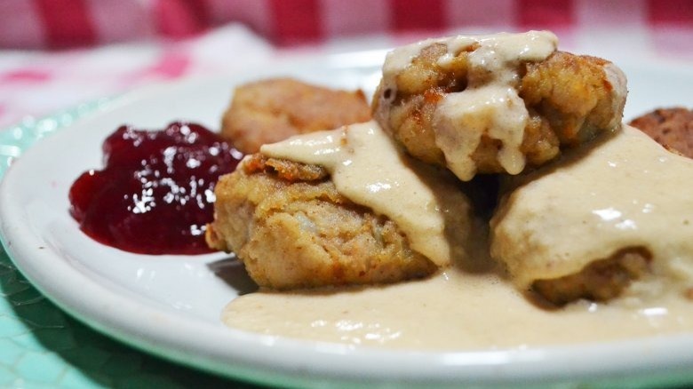 Meatballs with gravy on plate