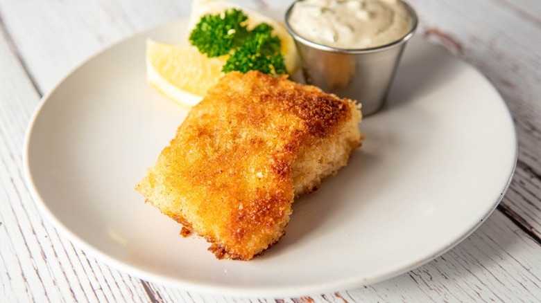 fried fish with tartar sauce