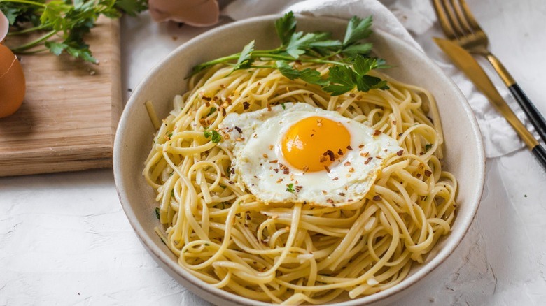 spaghetti with fried egg