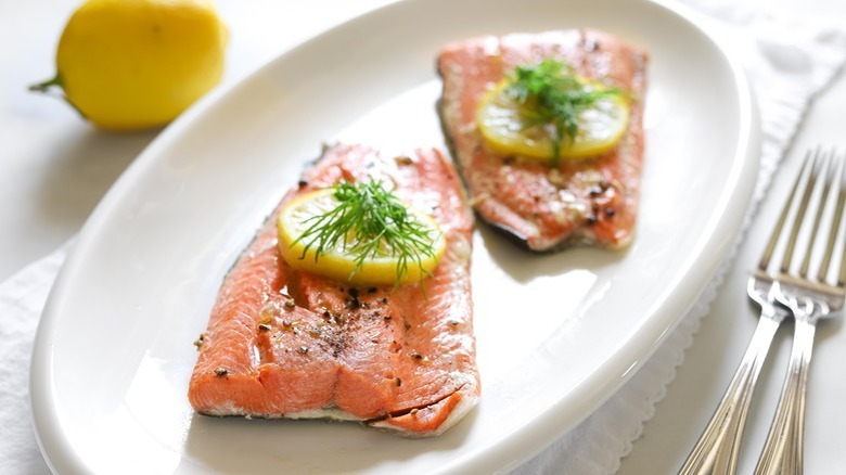 salmon with lemon and dill