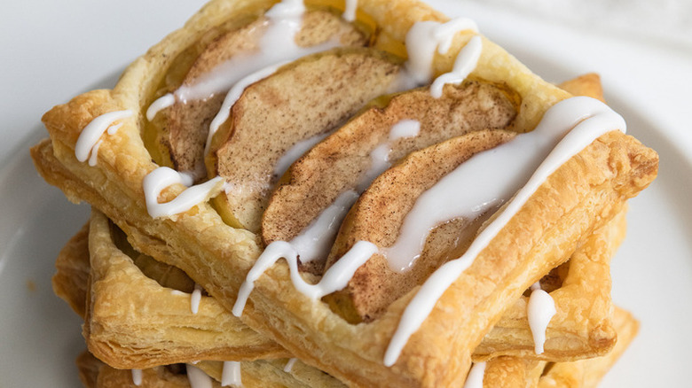 Puff pastry squares with apples