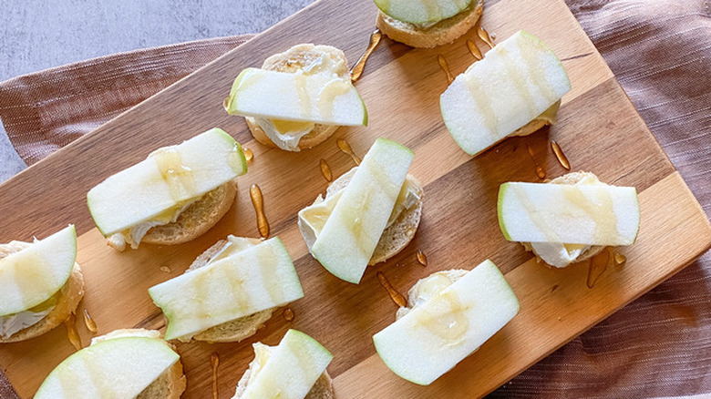 Mini toasts with apple slices and honey.