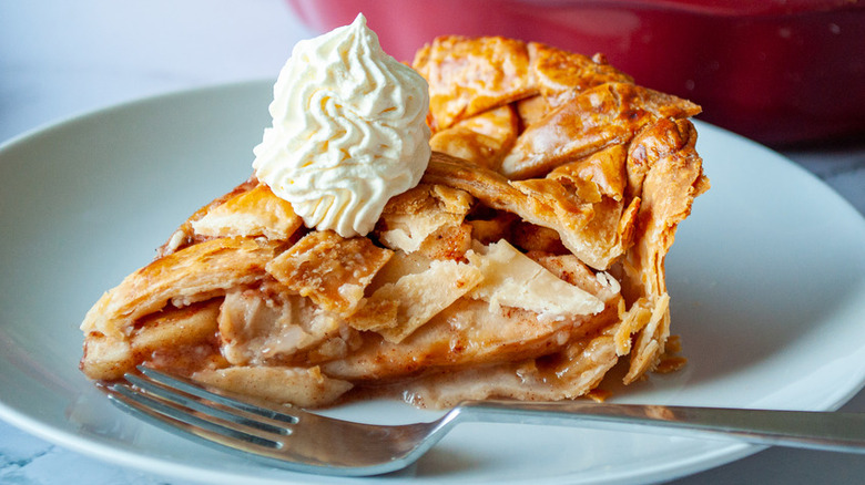  apple pie with whipped cream