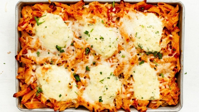 tray of baked ziti