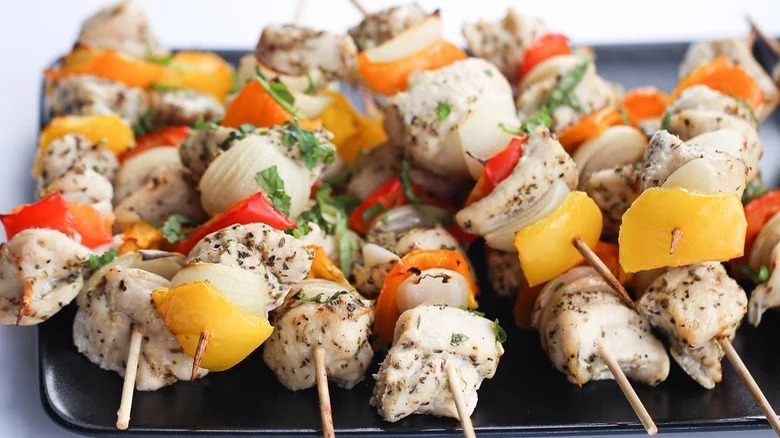 chicken kabob skewers with veggies