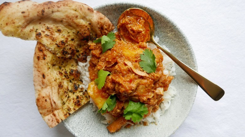 chicken vindaloo with naan bread