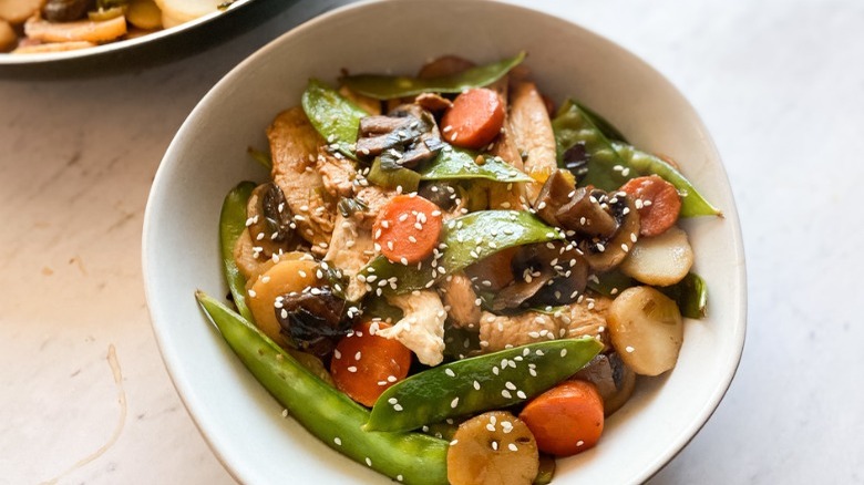 moo goo gai pan with sesame seeds